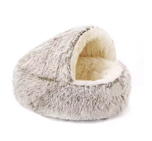 Panier en peluche avec toit intégré